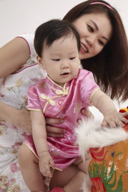 Anne ve kızı aslan kostümü ile oynamak