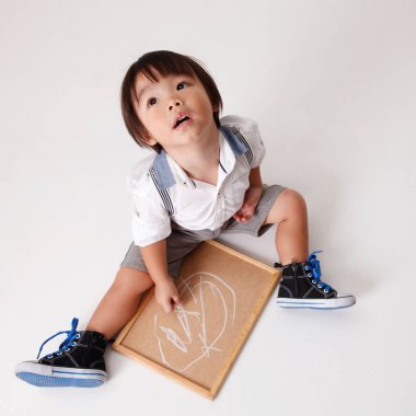 Çinli çocuğun Tebeşir tahtaya yazma Üstten Görünüm