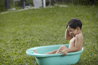 malay çocuk onun banyo açık
