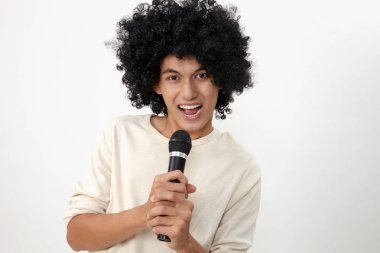 Kablosuz mikrofon tutan ve şarkı bir adam 