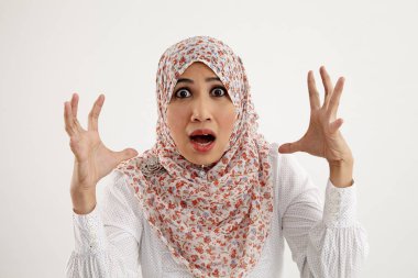 sürpriz ifade ile Malay kadın