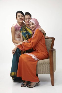 Üç Malezya genç güzel kız stüdyoda poz 