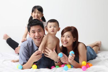 yatağa oynarken Dört Kişilik Aile