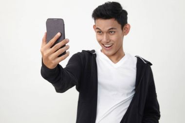 Malay genç selfing onun akıllı telefon ile yapıyor