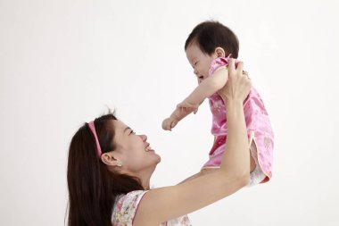 Anne kızıyla oynuyor.