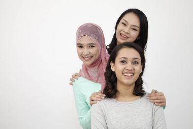 Malezya üç multi ırksal kameraya bakıyor