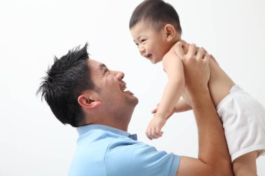 Baba ve oğul beyaz arka plan üzerinde oynama