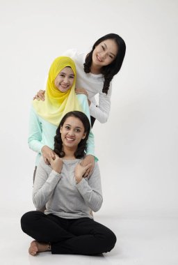  Üç multi ırksal Malezyalı kadın stüdyoda poz 