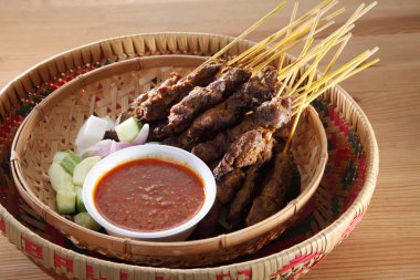 Malezya gıda satay üstten görünüm salatalık ve keupat ile bambu sepet üzerinde
