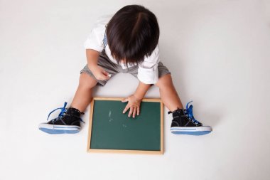 Çinli çocuğun Tebeşir tahtaya yazma Üstten Görünüm