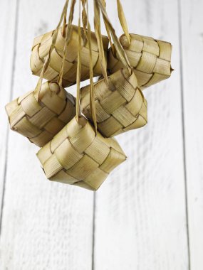 ketupat beyaz arka plan üzerinde asılı