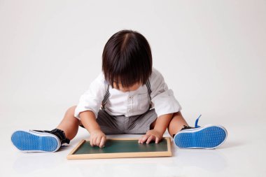 Çinli çocuk Beyaz tebeşir yazma siyah kurulu holding