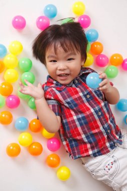 Çinli çocuğun renkli topları ile oynarken Üstten Görünüm