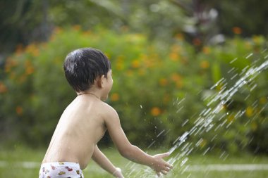 malay çocuk açık banyo keyfi