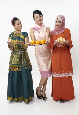 şekerler, bahulu ve portakal ile Malezya kızlar plaka tutarak doldur