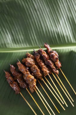 Malezya gıda satay üstten görünüm muz yaprak üzerinde 
