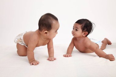 iki malay bebek studio poz birlikte 