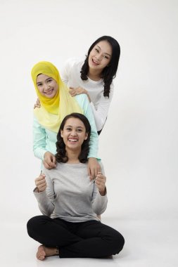  Üç multi ırksal Malezyalı kadın stüdyoda poz 