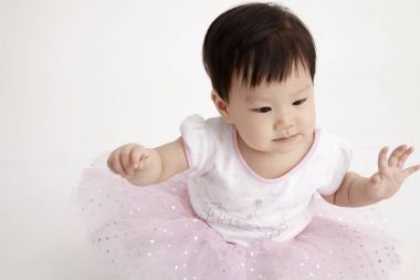 Çinli bebek elbise giyen parti