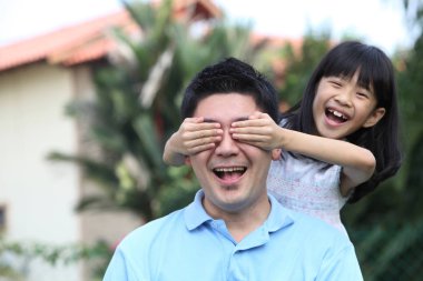 Kızının oynarken babasıyla saklambaç