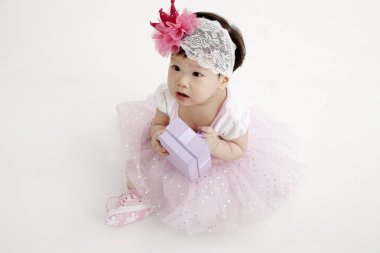 Çinli bebek parti elbise mor hediye kutusu ile 