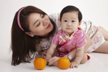 Onunla oynarken annesi kızı Çin yeni yılı sırasında