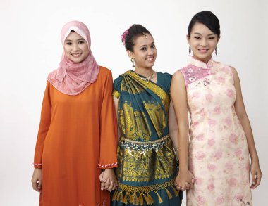 Üç Malezya genç güzel kız stüdyoda poz 
