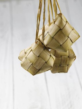 ketupat beyaz arka plan üzerinde asılı