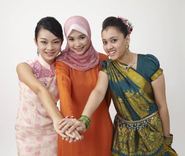 Üç Malezya genç güzel kız stüdyoda poz 