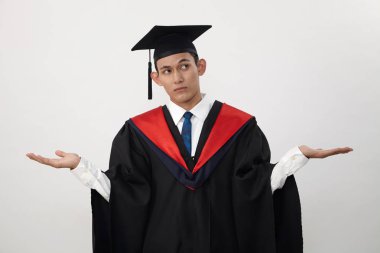 Malay genç öğrenci el bir ölçek Dengeleme gibi açık mezun oldu. 