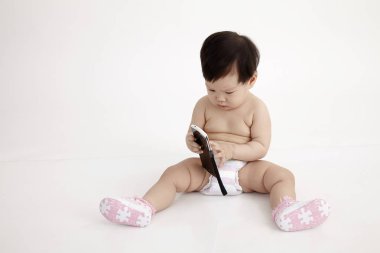 Bebek merak hollding ve akıllı telefon ile oynama