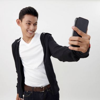 Malay genç selfing onun akıllı telefon ile yapıyor