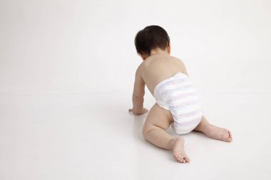 arkadan görünüşü sürünerek bebek kız