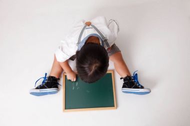 Çinli çocuğun Tebeşir tahtaya yazma Üstten Görünüm