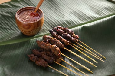 Malezya gıda satay üstten görünüm muz yaprak üzerinde 