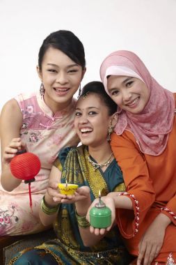 Üç Malezya genç güzel kız stüdyoda poz 