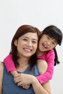 kızı arkadan sarılma anne