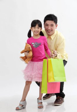 Baba kızı için hediye satın aldı.