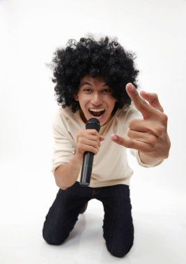 Kablosuz mikrofon tutan ve şarkı bir adam 