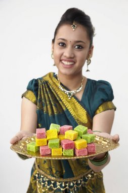 tepsi şeker holding neşeli Hint Bayan