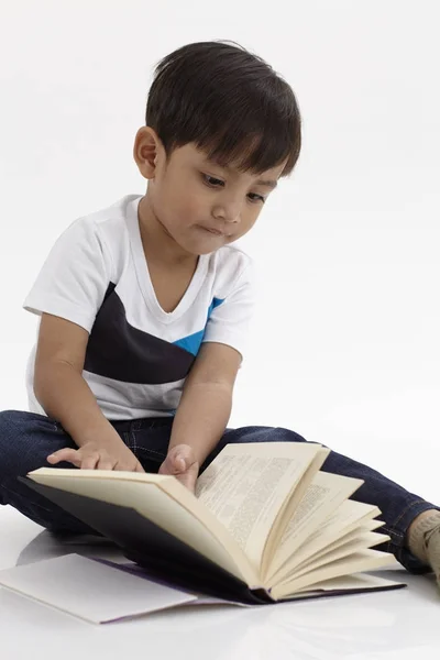 Malajski Chłopiec Siedzący Czytanie Książki — Zdjęcie stockowe