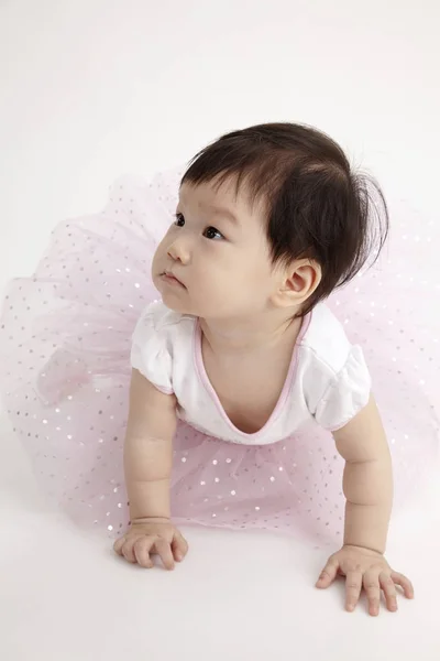 Китайский Ребенок Носить Вечернее Платье — стоковое фото