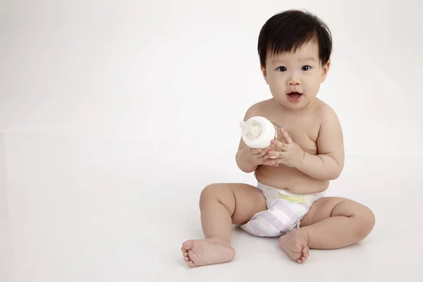 Chinês Bebê Menina Sentado Segurando Garrafa Posando Estúdio — Fotografia de Stock