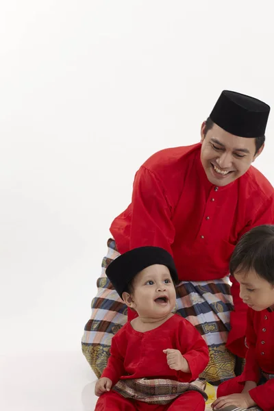 Malaio Homem Brincando Com Seus Filhos — Fotografia de Stock