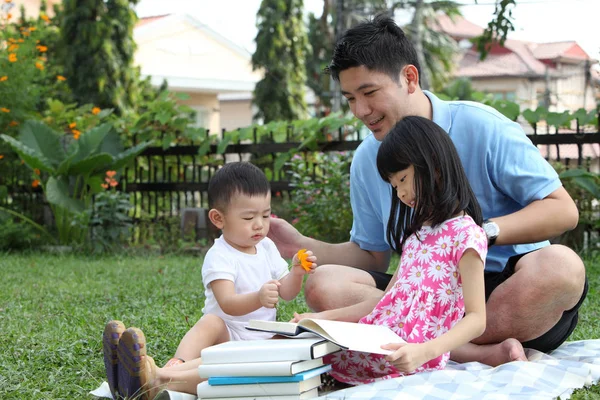 Família Chinesa Feliz Seu Livro Leitura Jardim — Fotografia de Stock