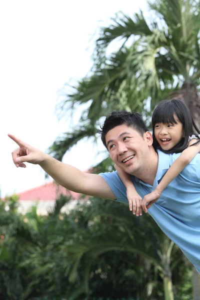 Padre Llevando Hija Espalda — Foto de Stock