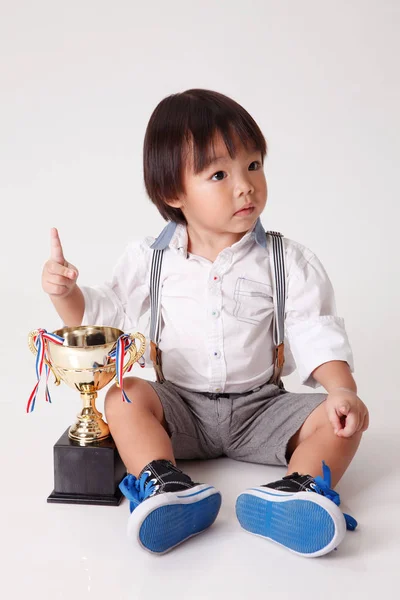 Chinese Jongen Met Gouden Trofee — Stockfoto