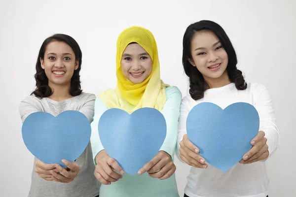 Três Multi Racial Malaysian Segurando Forma Coração Papelão Olhando Para — Fotografia de Stock