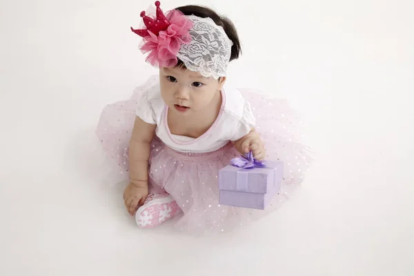 Bebê Chinês Vestindo Vestido Festa Com Caixa Presente Roxo — Fotografia de Stock