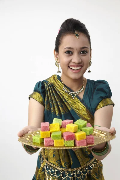 Veselá Indické Dáma Drží Podnos Cukroví — Stock fotografie